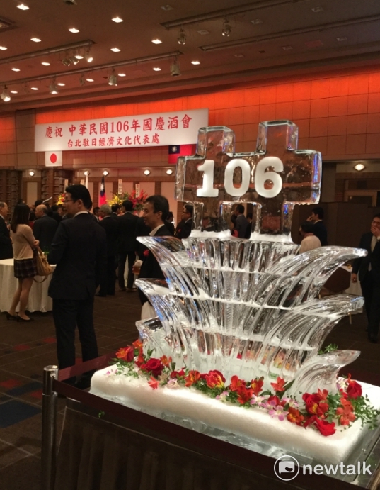 東京國慶會場有特別的冰雕，表現民國106年，本次晚宴也揭開台日體壇不為人知的感人故事。   圖：劉黎兒/攝