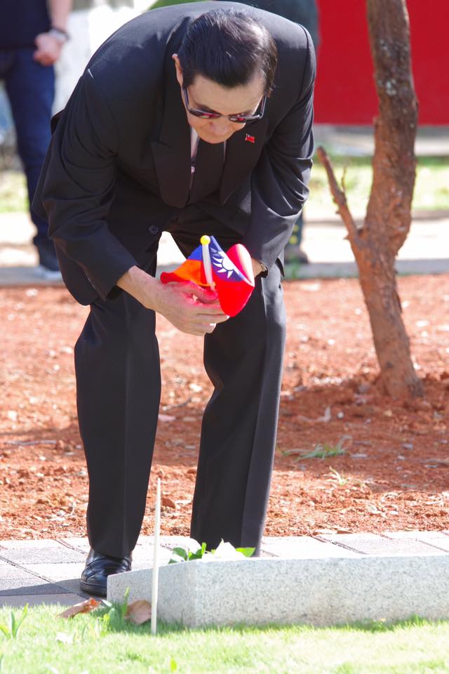 馬英九在烈士墓前默哀、插國旗與獻上花朵。   圖：翻拍自馬英九臉書