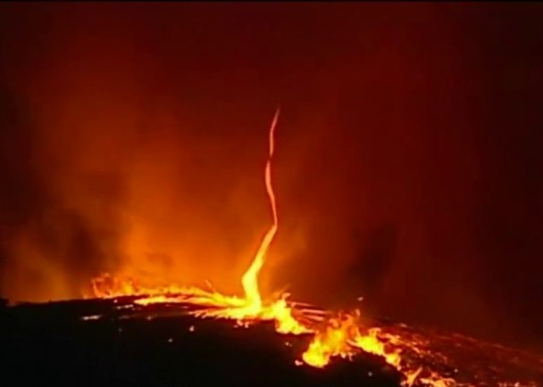 葡萄牙近月來慘遭森林大火肆虐，上周還出現罕見火龍捲。   翻攝自itv news