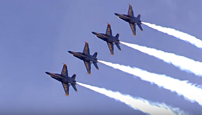 一年一度海軍艦隊週（Fleet Week)本週在舊金山盛大舉行。藍天使機隊（Blue Angel）以F/A-18大黃蜂帶來優美的編隊飛行。   圖/中央社