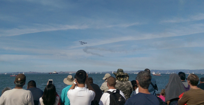 為了觀賞海軍藍天使（Blue Angel）機隊週末在舊金山的飛行表演，遊客和居民遍布舊金山海邊，包括海灣沿岸、漁人碼頭、渡輪大樓和惡魔島等地。   圖/中央社
