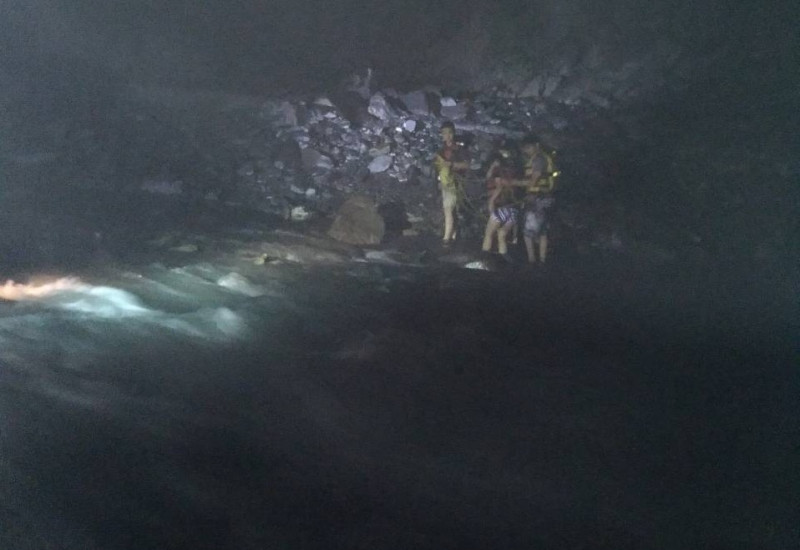 飛龍瀑布下游處昨天傍晚因溪水暴漲，4名印尼籍人士無法過河受困，屏東縣消防局獲報前往救援。   圖:屏東縣消防局提供