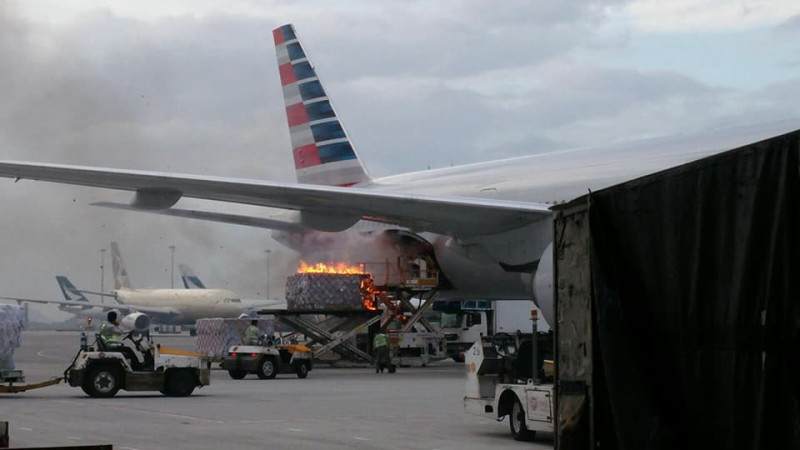 美航客機停靠香港機場，突然起火造成一地勤人員受傷。   (圖:翻攝自香港突發事故報料區)