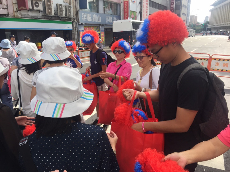 這次「愛國婆婆」陳玉華又「回購」一千多頂國旗帽，在國慶日當天於總統府外圍發給民眾，希望能藉此讓世界看見台灣。   圖：丘秝榕／攝