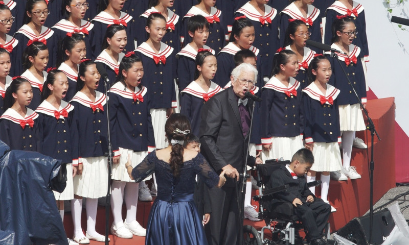 國慶大會10日10時開幕，由神父甘惠忠、南科實小領唱國歌。   圖：張良一/攝