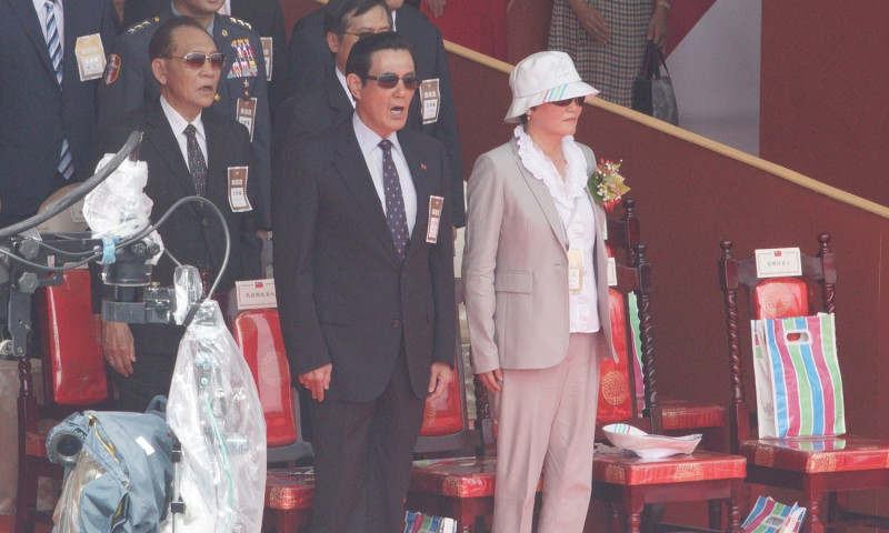 國慶大會10日開始，前總統馬英九張口大唱國歌。   圖：張良一/攝