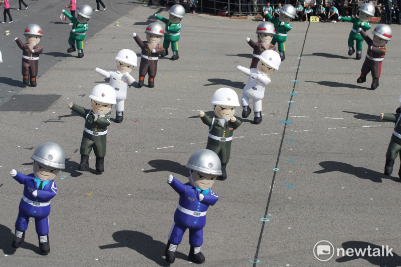 民國106年雙十國慶。國軍人形氣偶加入儀隊遊行，相當可愛。   圖：張良一/攝