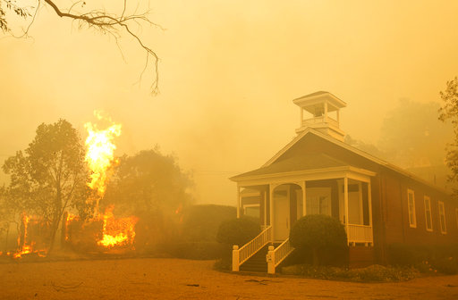 森林大火燒毀許多建築，毀損難以估計。   圖：達志影像/美聯社