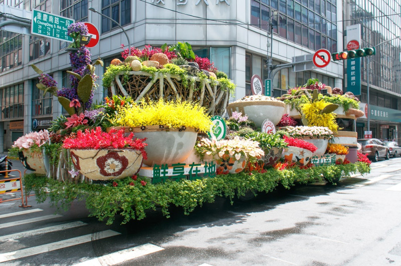今天為了慶祝國慶雙十，共有46輛花車參與踩街遊行，其中農委會就佔了三個名額。第一輛花車「鮮享在地．安心幸福」以食安為主題，強調產銷履歷及有機標章等農產品的安全。   圖：農委會/提供