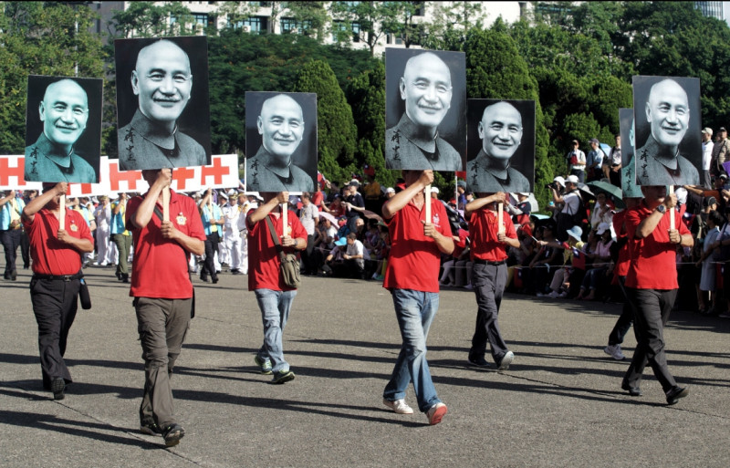 國慶大會活動現場民眾高舉蔣中正相片。   圖：張良一/攝