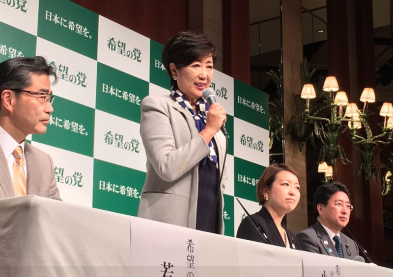 小池百合子(左二)是現任東京都知事，也是首位擔任此職的女性；現時在其創立的政黨——都民第一會中擔任「特別顧問」、希望之黨黨魁   圖 : 翻攝自小池百合子推特