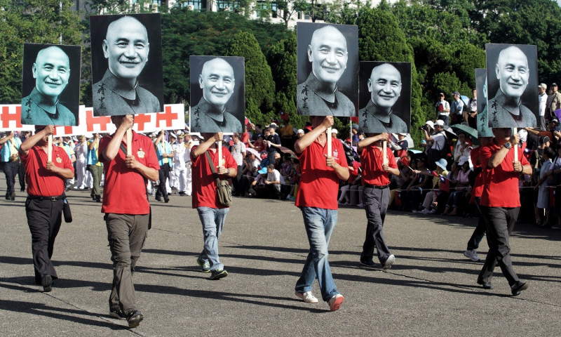 國民黨10日舉辦的國慶大會高舉孫文、蔣介石遺像。   