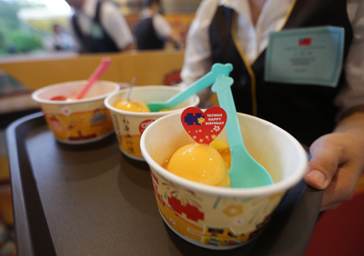 現場擺設各式台灣特色美食攤位，有芒果冰業者特
製國慶標語裝飾增添喜氣，頗受外賓喜愛。   圖：中央社／提供