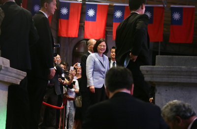 外交部10日晚間在台北賓館舉辦中華民國106年國慶酒
會，總統蔡英文（中）出席與會，邀請外賓一同欣賞表演。   圖：中央社／提供