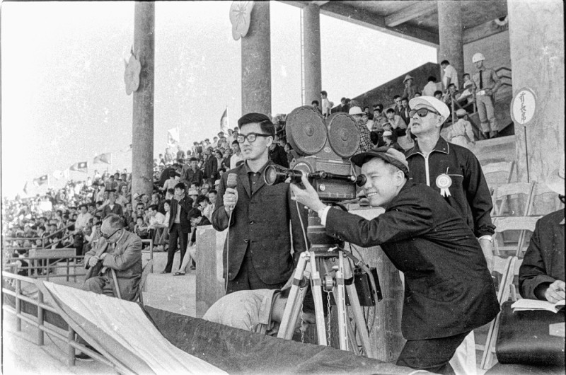 名主播盛竹如（左）53年前轉播台灣省運時，由余如季拍下的畫面。   圖：中友百貨提供