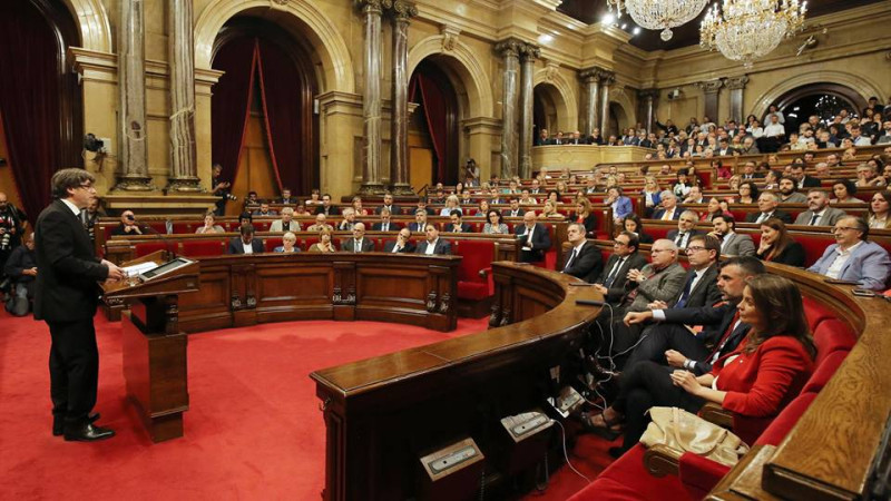 加泰隆尼亞自治區主席普伊格蒙特（左）在議會發表演說，表示加泰隆尼亞已取得獨立權利，但為尋求與馬德里政府對話，將暫緩宣布。   圖：翻攝普伊格蒙特臉書
