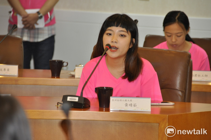 台灣女孩黃靖茹雖然受到性暴力傷害，但不因此而噤聲；她在景美女中發起服儀革命，要求學校廢除穿白鞋白襪規定。   圖：陳香蘭/攝