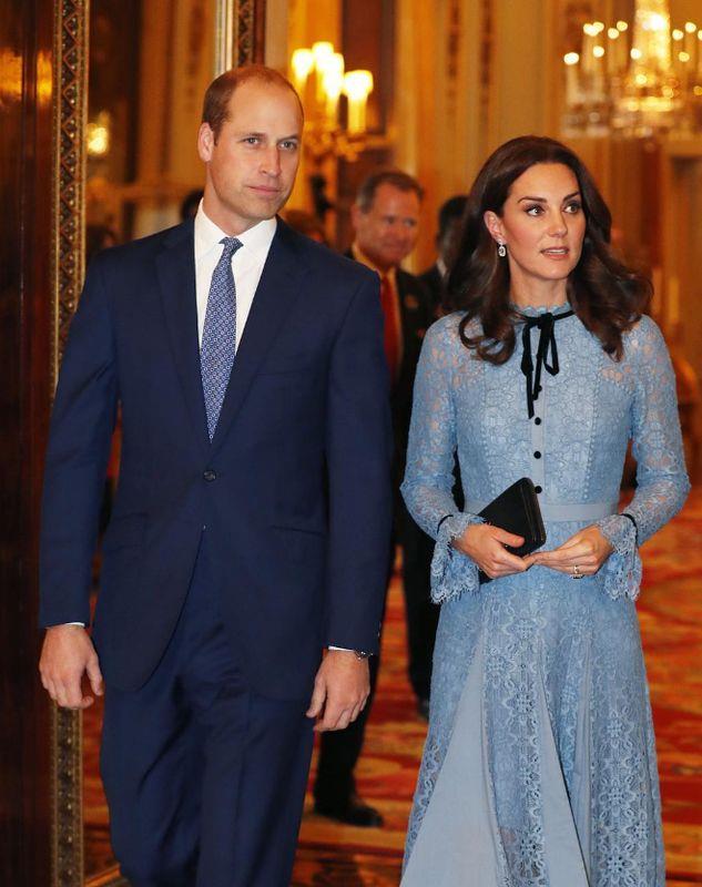 英國肯辛頓宮今天下午宣布，威廉王子之妻凱特產下第3個孩子，是男孩，也是英國王位的第5順位繼承人。圖為英國劍橋公爵夫人凱特（右）宣布有喜後，首度公開露面。   圖 : 取自肯辛頓宮Instagram網頁www.instagram.com/kensingtonroyal/