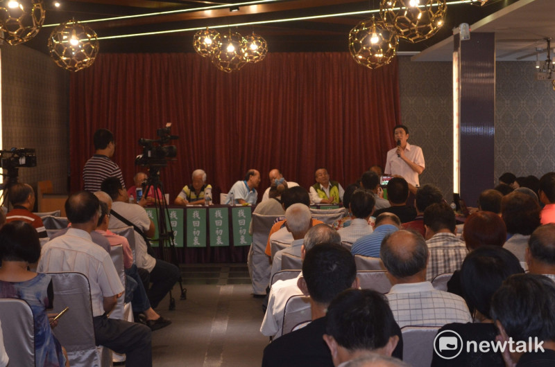 民進黨資深黨員11日在嘉義市一葉餐廳舉辦「找回初衷」記者會。   圖：蔡坤龍/攝