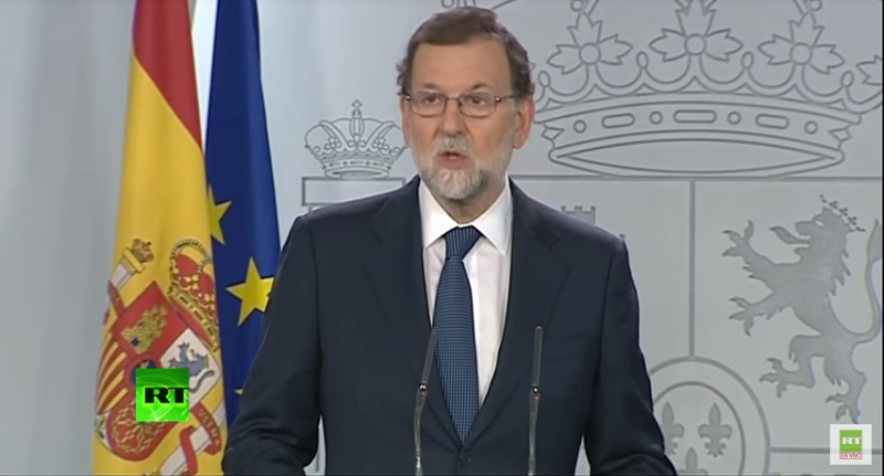 西班牙首相拉霍伊11日發表聲明，要求加泰隆尼亞自治區人領導人澄清獨立，否則將收回自治權。   圖：翻攝RT en vivo