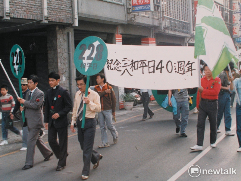 1987年鄭南榕發起「228事件40週年平反運動」。第一排左起：鄭南榕、林宗正牧師、黃昭凱。   攝影：余岳叔