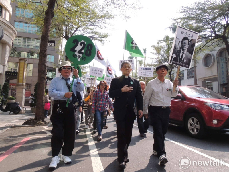 2017年228事件70週年！台南紀念並重現30年前的「228事件40週年平反運動」。照片左起：黃昭凱、林宗正、戴振耀（手舉鄭南榕照片海報）。   戴振耀臉書