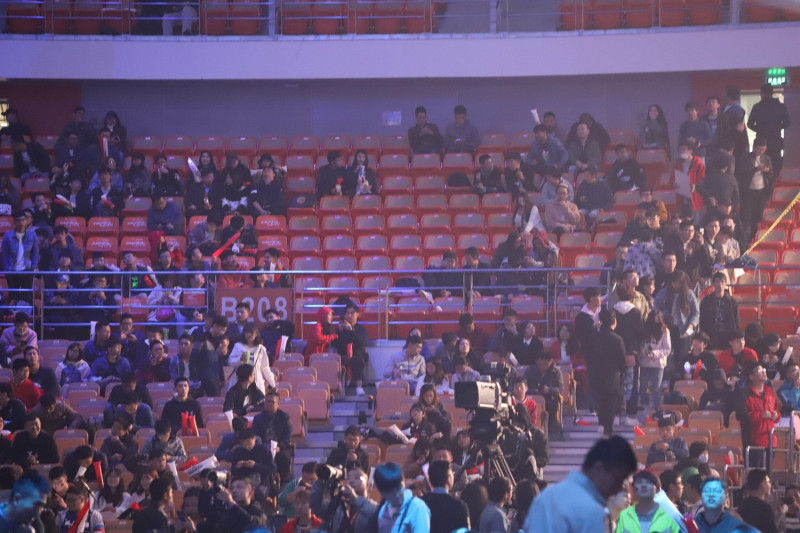 武漢體育中心現場涼颼颼，觀眾大約僅坐滿四成，前排更是有許多空位。   圖：蔡幸秀/攝