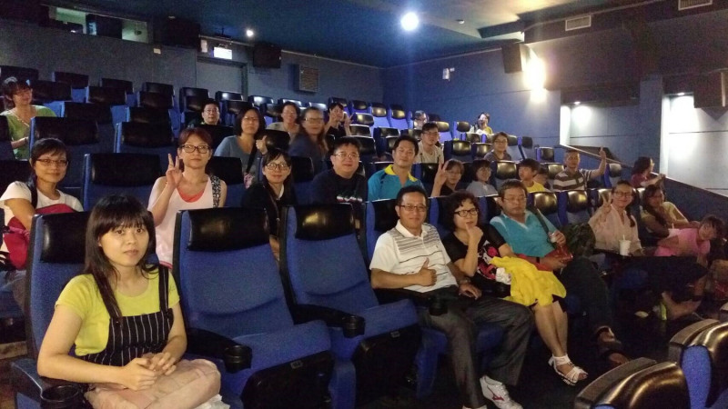 台中市和平區教師們觀賞電影《老師，你會不會回來》。   圖 : 白冷國小/提供