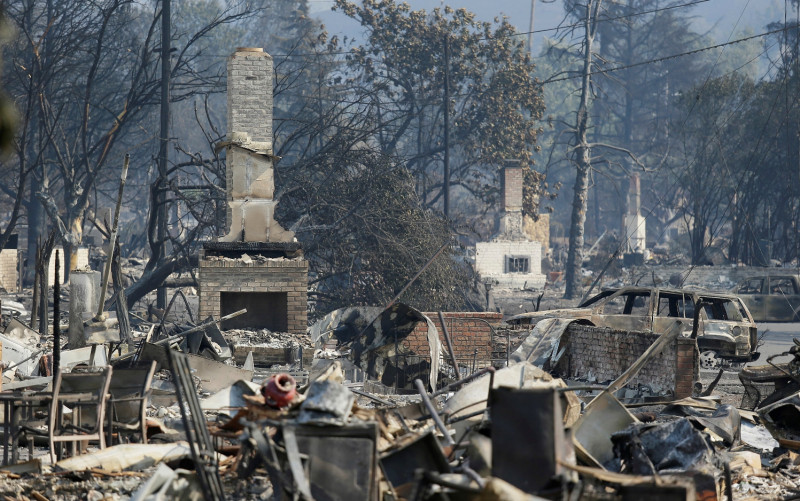 森林惡火燒毀了許多民眾的家園。   圖：達志影像/美聯社