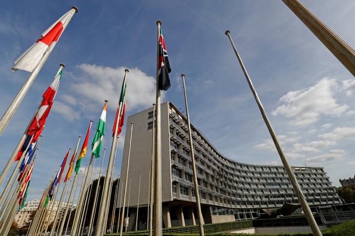 總部設於法國巴黎的聯合國教科文組織（UNESCO）大樓外觀，各國國旗迎風搖曳。   圖：達志影像/路透社