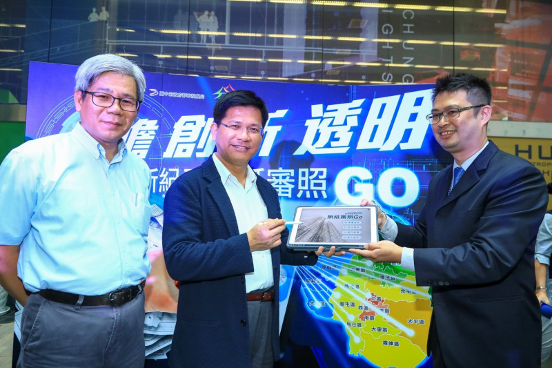 台中市長林佳龍示範利用平板電腦線上進行無紙審建照服務。
   圖：台中市政府／提供