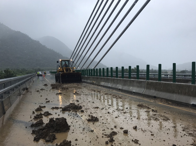 10月1日才剛通車的蘇花公路大南澳陸橋路段才過13就出狀況！蘇花公路大南澳陸橋於今天上午10時左右，疑似因運土車不慎，造成土石散落路面，除造成路面泥濘外，一些大大小小的石塊已影響行車安全，公路總局緊急前往清理。   圖：公路總局提供