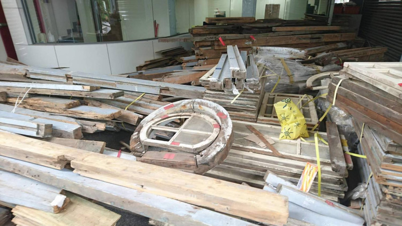 文史工作者在新北投火車站附近發現，大批閒置未用的舊木料；文史工作者希望追查原因，避免重蹈覆轍。   圖:蕭文杰／提供