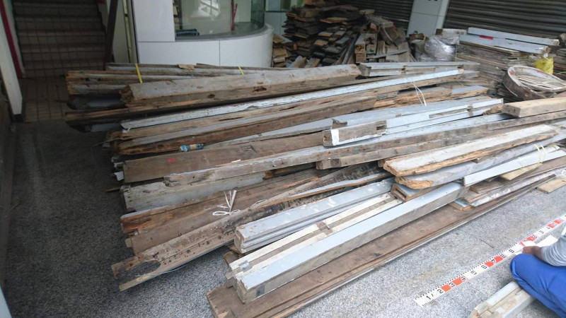 這些木料都是新北投車站修復過程，剩下來的舊料。   圖:蕭文杰／提供