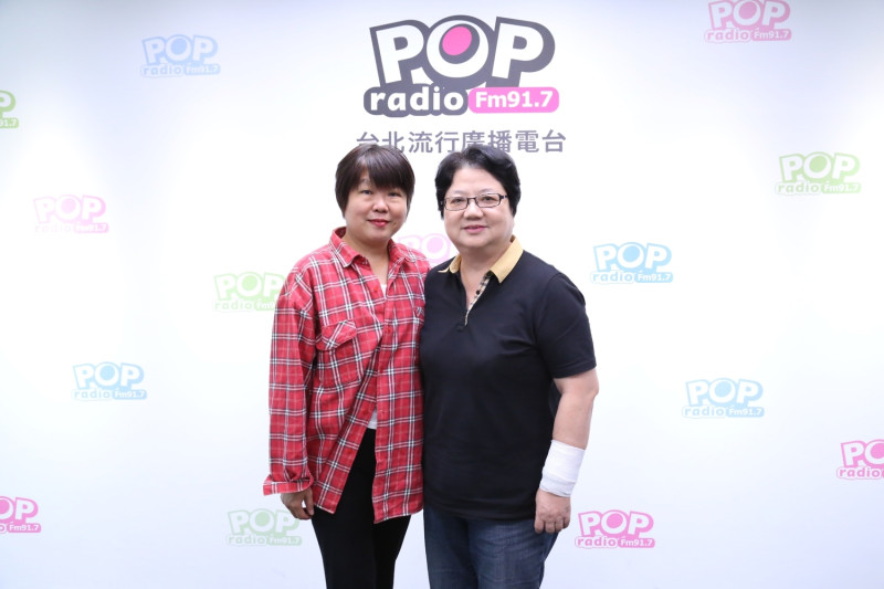 台北市議長吳碧珠（右）今（13）日接受《POP搶先爆》黃光芹（左）專訪。   圖：《POP搶先爆》提供
