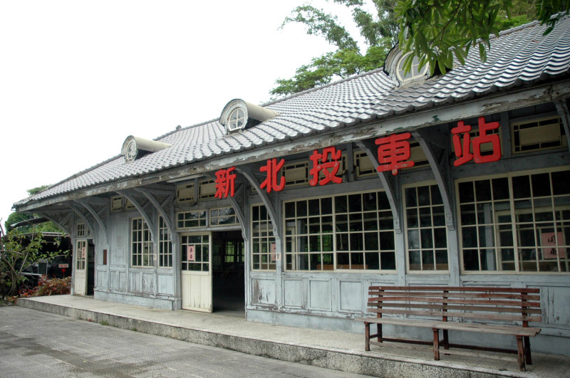 2005年，檜木打造的新北投火車站，還在彰化台灣民俗村的樣貌。   圖:中央社資料照
