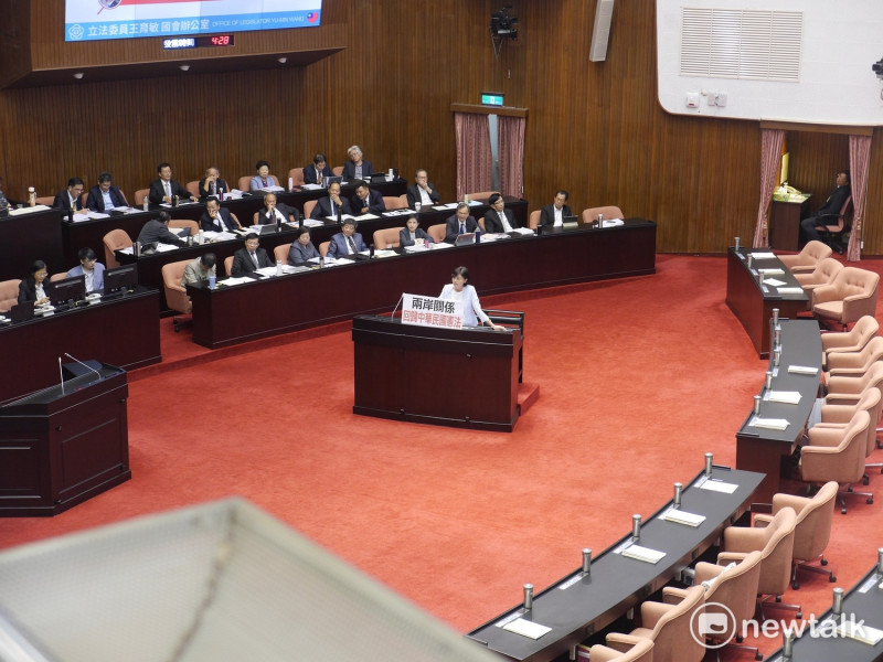 國民黨立委王育敏下午犀利提問，依據中華民國憲法與兩岸人民關係條例，兩岸是什麼關係？中華民國領土範圍？讓賴一度語塞，請陸委會主委張小月代為回答。   圖：趙婉淳／攝