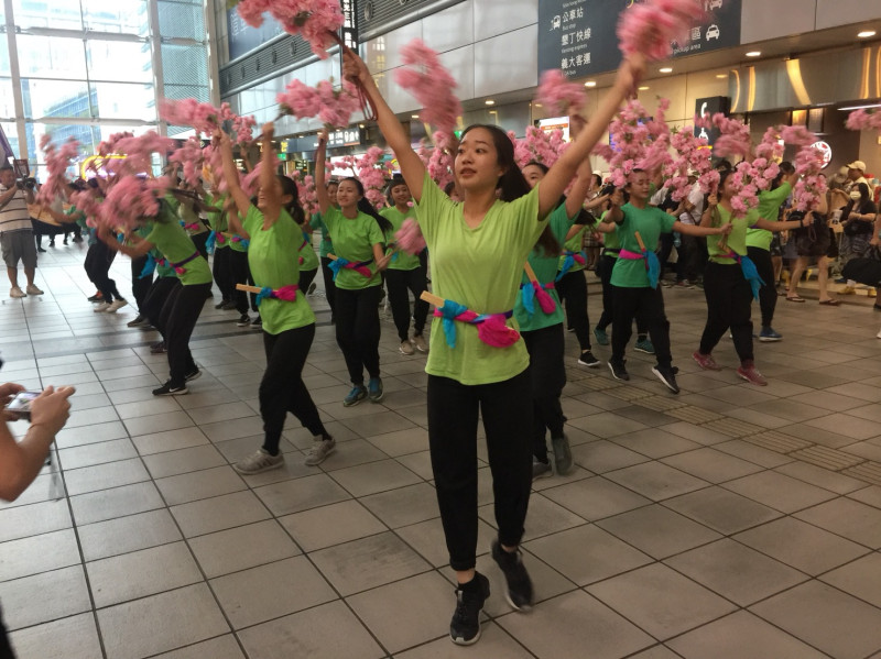 舞者賣力舞動，成功吸引大廳往來行人的目光，成功為「2017台中國際踩舞祭」活動拉開序幕。   圖：台中市觀旅局／提供