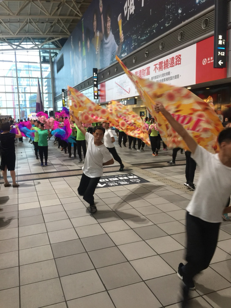 台南應用科技大學舞蹈系的七十位學生成功吸引高鐵站內旅客目光。   圖：台中市觀旅局／提供