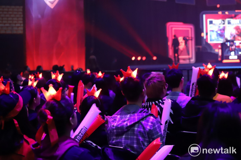 前排觀眾都戴著WE的紅色燈泡髮箍。   圖：蔡幸秀/攝