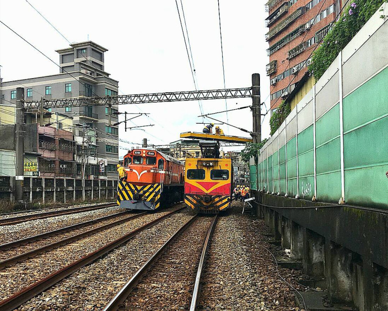 卡努颱風帶來的強風豪雨不斷，台鐵早上就已出現電車線斷落的狀況，目前仍在搶修當中，板橋－樹林－山佳間東正線單線行車，關山－瑞源間、知本－康樂間也都因水淹進鐵軌而無法行駛。   圖：台鐵提供