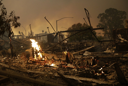 加州野火繼續蔓延，已造成261人失蹤、死亡人數上升至36人，9萬人必須強制撤離。   圖：達志影像美聯社/提供