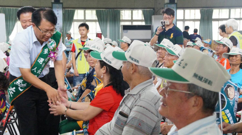 顏純左參選台南市長下營後援會成立，大批鄉親冒著風雨到場力挺。   圖：黃博郎/攝