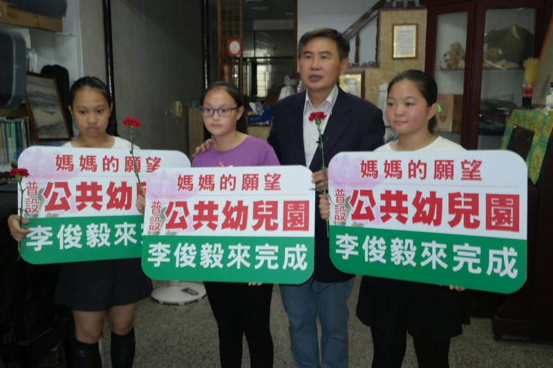 台南市長參選人李俊毅表示，他日前提出普設公立幼兒園的政見，減輕年輕父母的負擔，已獲得市民認同。   圖：黃博郎/攝