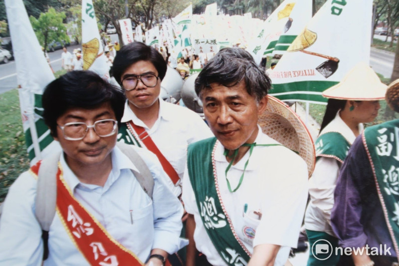 台灣農權總會會長林國華（右），副會長戴振耀（左），共同帶領農民上街頭爭取農民權益。   來源：邱萬興提供