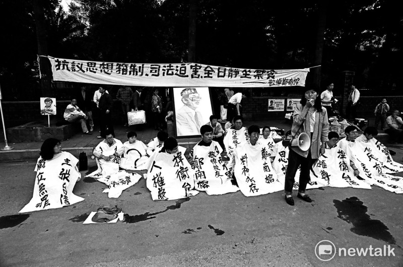 林滴娟（站立持麥克風者）於1989年4月7日鄭南榕自焚殉道後，號召台大學生靜坐抗議國民黨司法迫害鄭南榕。   邱萬興提供