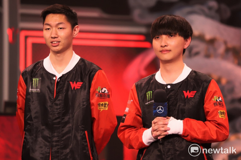 昨（15）日擊潰MSF後，WE的打野選手Condi與中路選手Xiye接受了採訪。   圖：蔡幸秀/攝