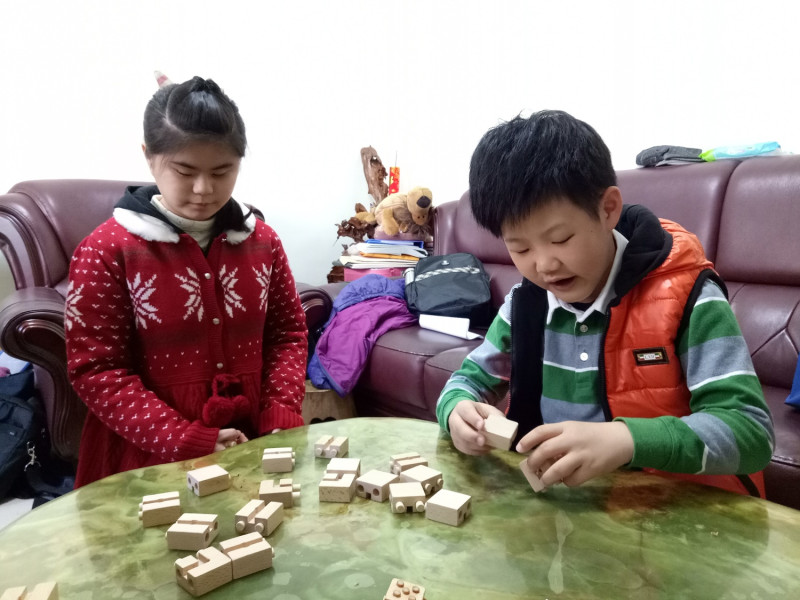 這款遊戲透過視障兒童以觸摸「點字」的學習方式，所以，在配件的設計上，特別設計可觸摸的方式，提供視障兒童能自在地和一般兒童一起玩桌遊。   圖 : 黃桂芝/提供