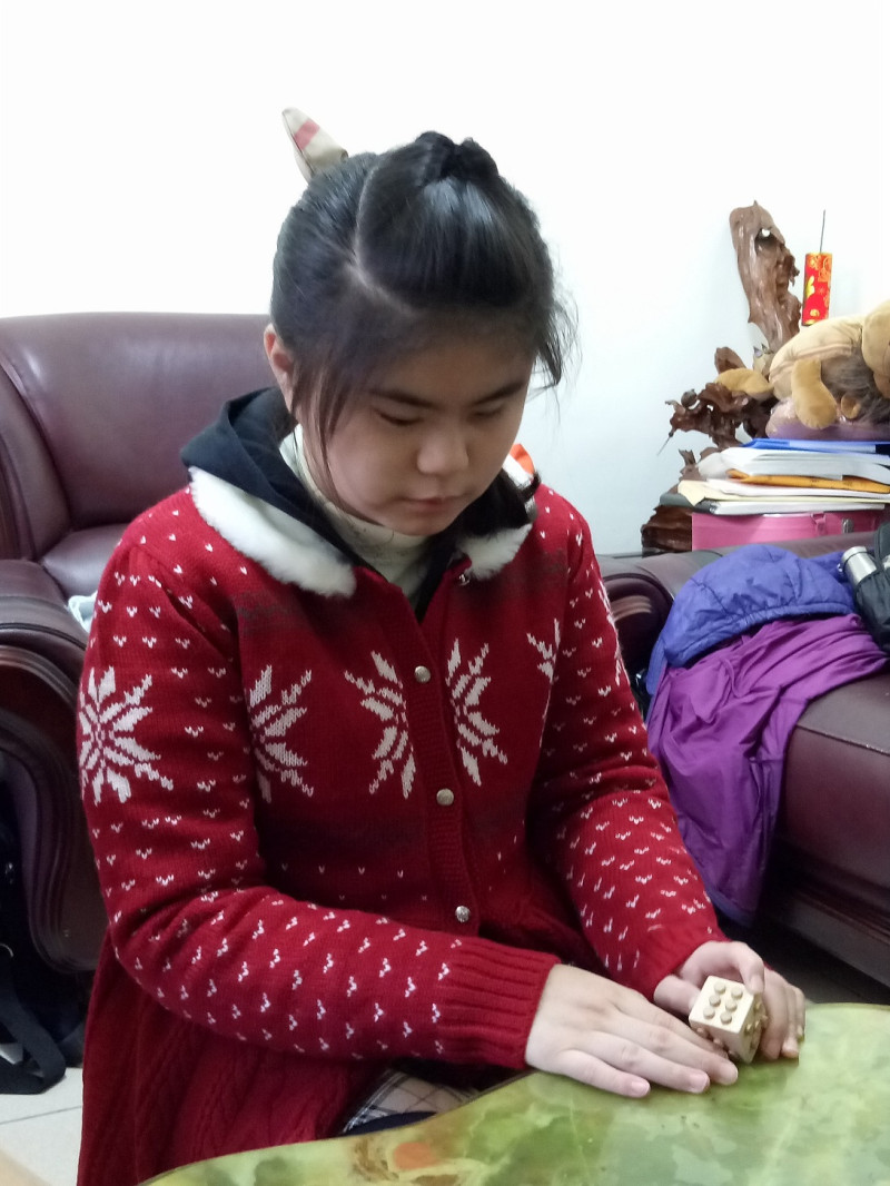 黃桂芝藉由桌遊的遊戲方式，提供盲童在歡樂中學習，激發兒童的多元潛能，開啟特教領域的翻轉教育。   圖 : 黃桂芝/提供