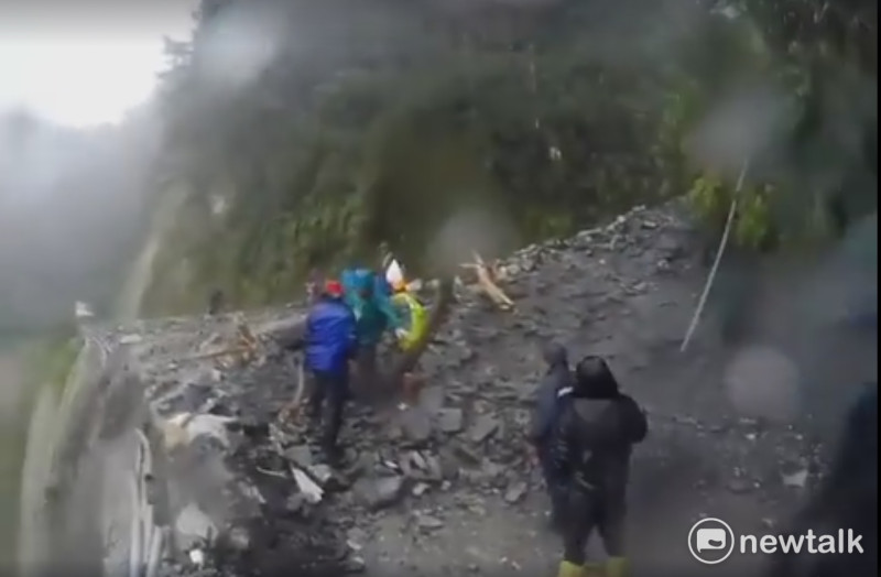 天馬登山隊在南橫159k處，經歷一秒間生死險境，見證工程人員大雨滂沱中，搶修道路。   圖 : 天馬登山隊／提供